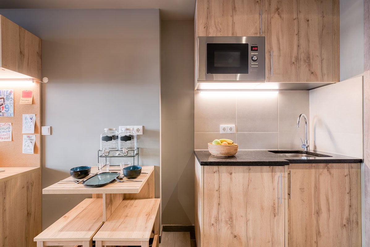 livensa-living-lisboa-cidade-universitaria-estudo-duplo-cozinha-standard-terraco-1.jpg