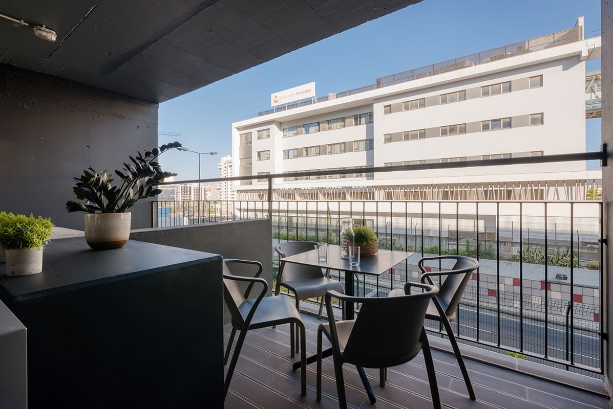 livensa-living-lisboa-cidade-universitaria-estudo-duplo-cozinha-standard-terraco-4.jpg