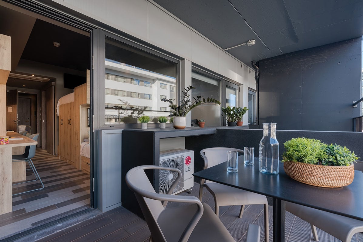 livensa-living-lisboa-cidade-universitaria-estudo-duplo-cozinha-standard-terraco-5.jpg