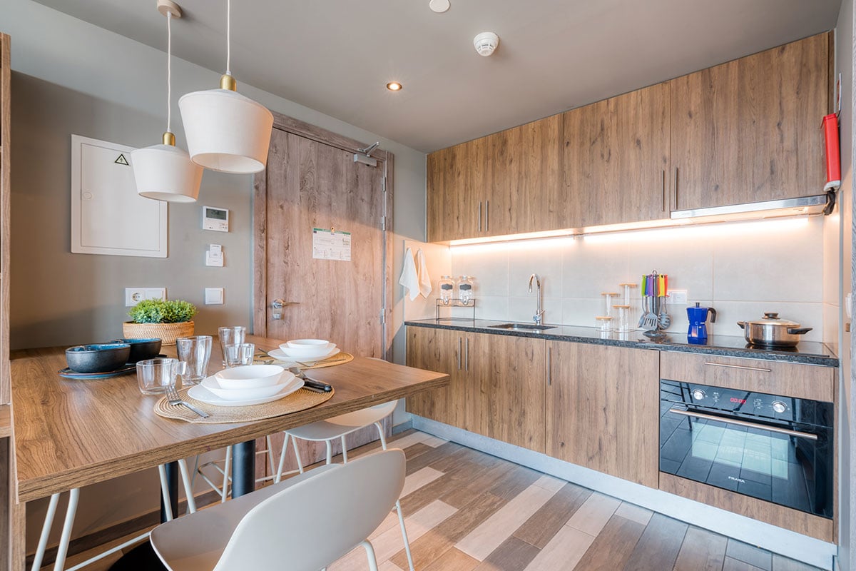 livensa-living-lisboa-cidade-universitaria-studio-kitchen-premium-6.jpg