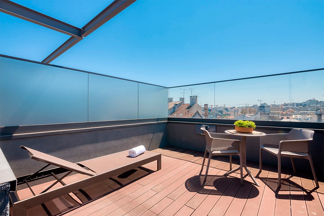 livensa-living-lisboa-marques-de-pombal-estudio-cocina-premium-terraza-2.jpg