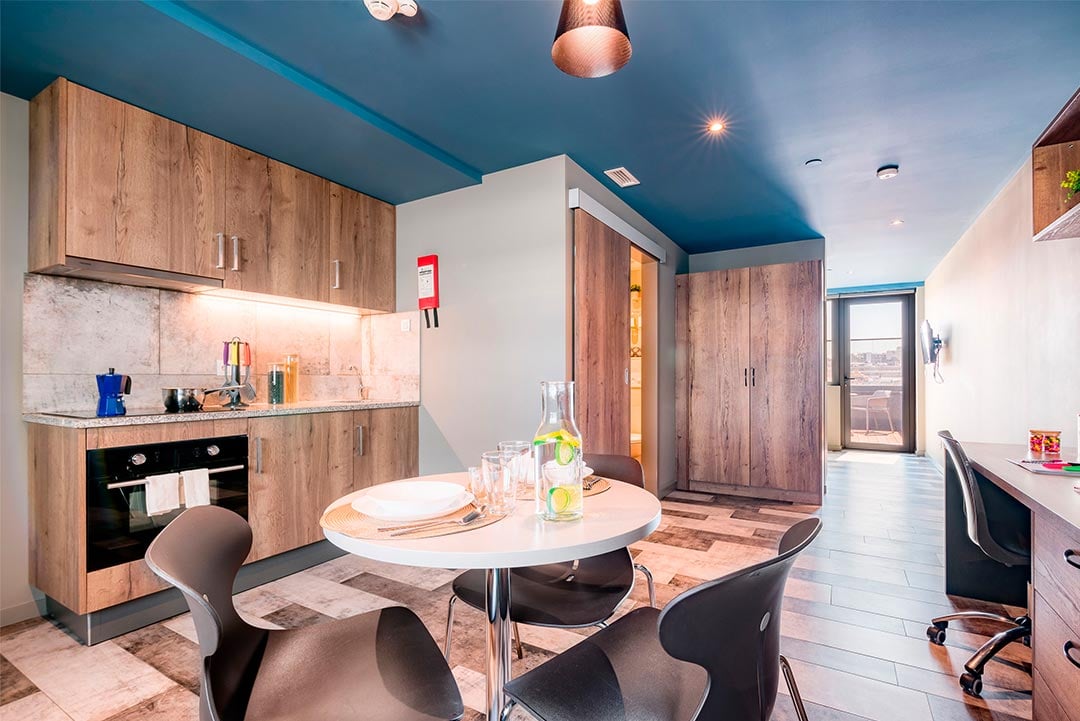 livensa-living-lisboa-marques-de-pombal-estudio-cocina-super-premium-terraza-1.jpg