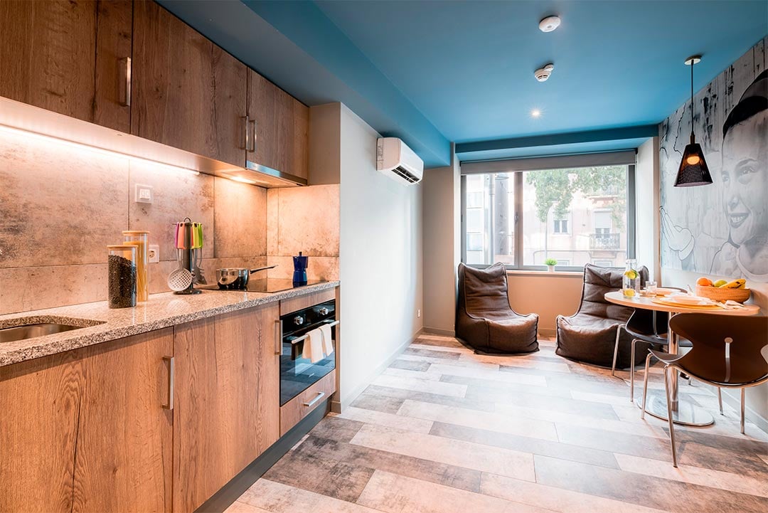livensa-living-lisboa-marques-de-pombal-estudio-doble-cocina-standard-femenino-1.jpg