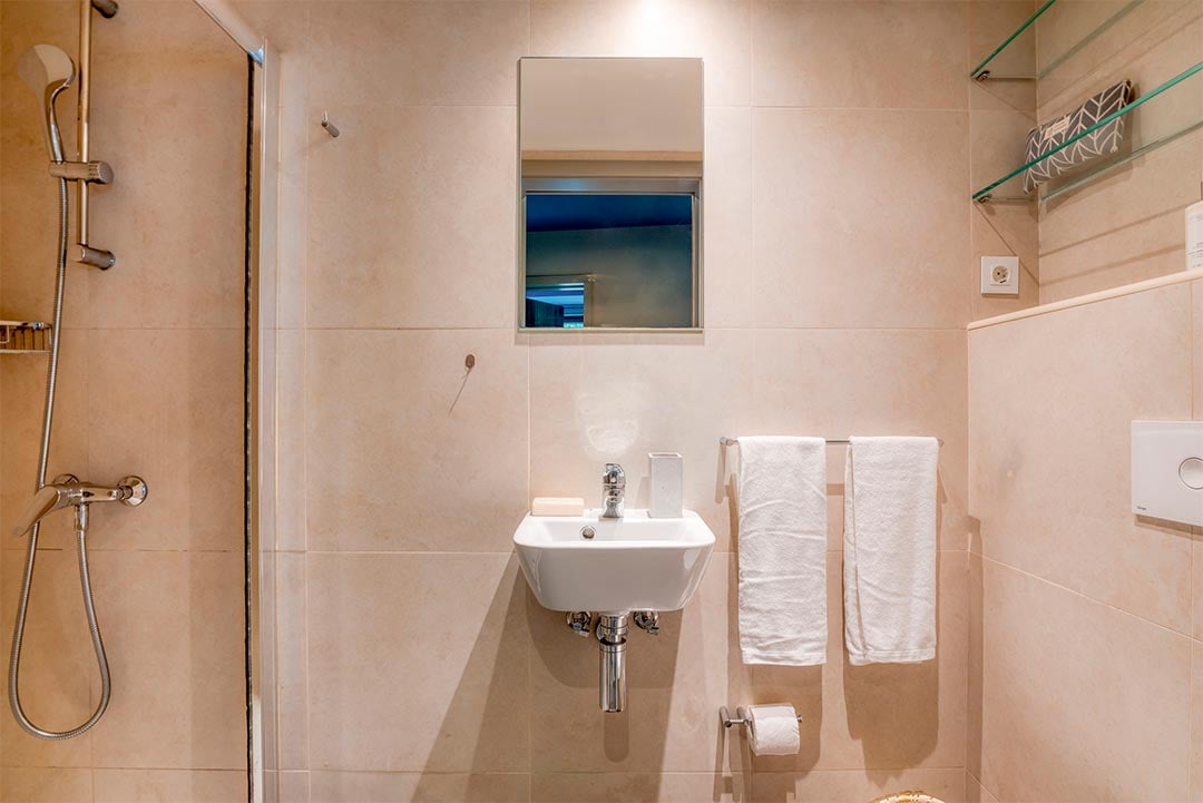 livensa-living-lisboa-marques-de-pombal-estudio-doble-cocina-standard-femenino-4.jpg