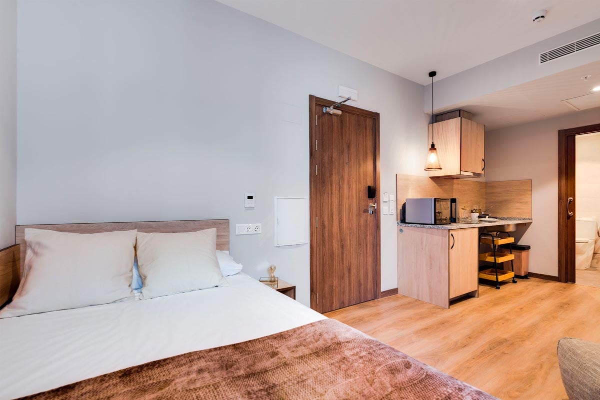 livensa-living-barcelona-marina-estudio-cocina-premium-accesible-4.jpg