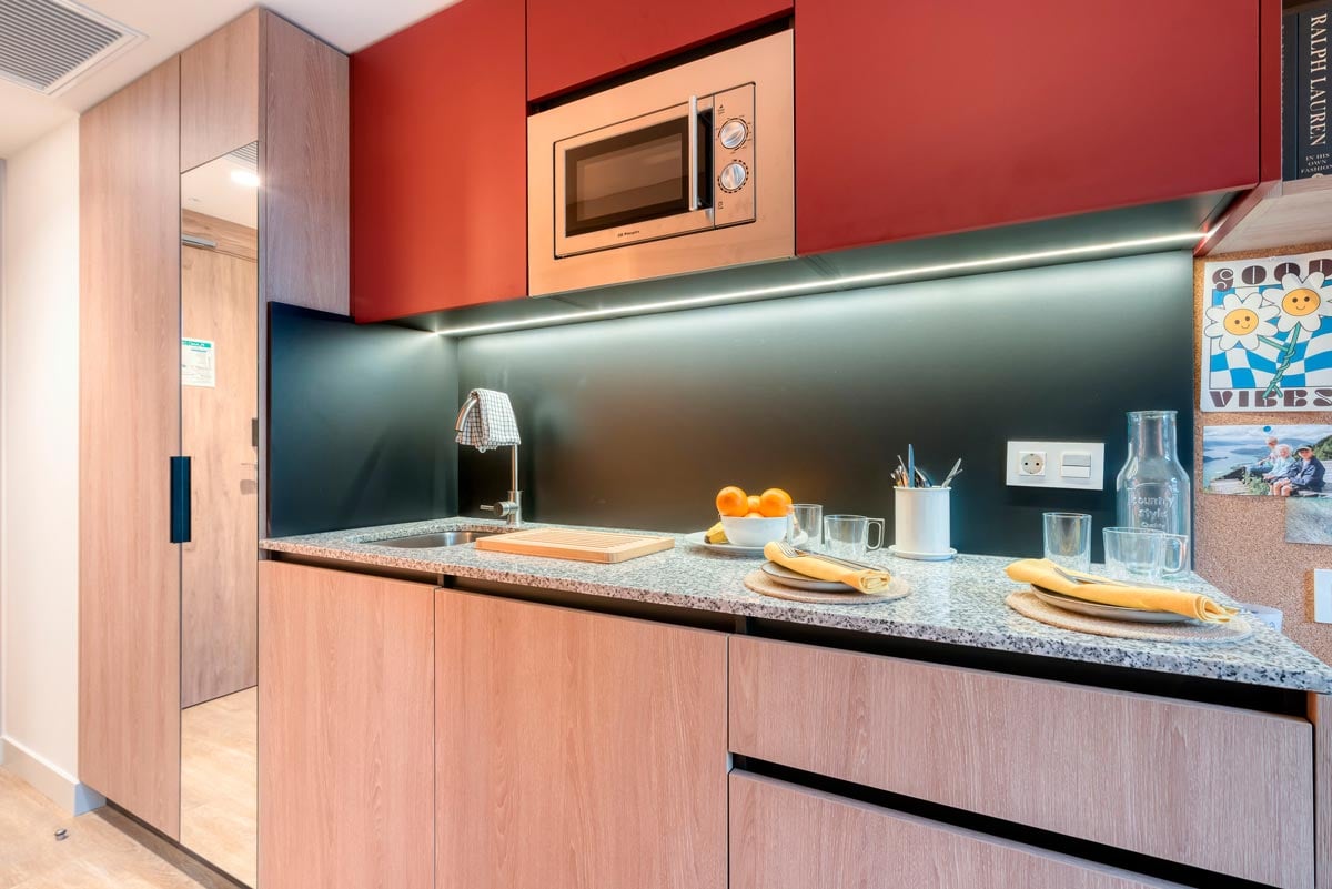 livensa-living-barcelona-parallel-estudio-doble-cocina-superior-femenino-1.jpg