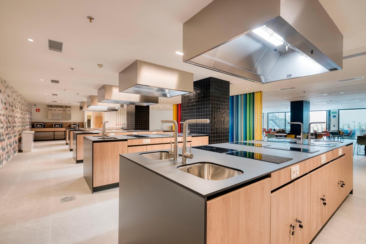 livensa-living-barcelona-sants-cocina-comun-1.jpg
