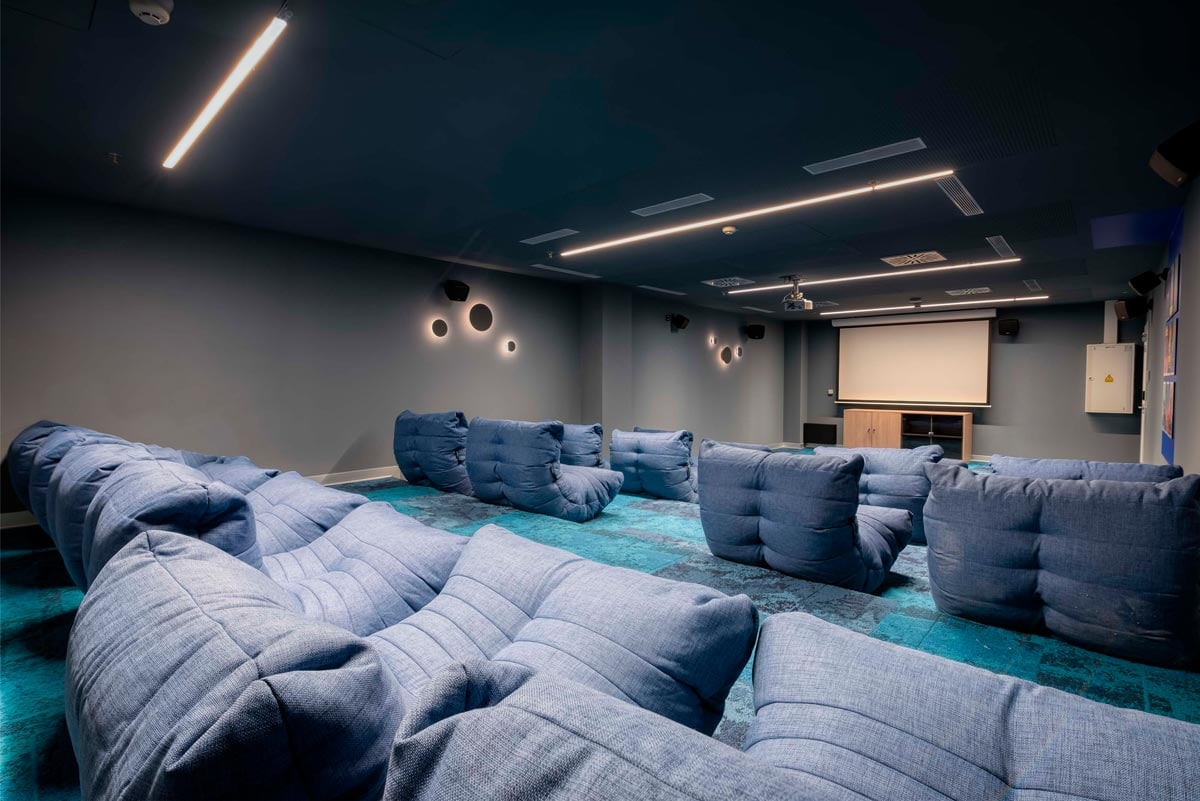 livensa-living-barcelona-sants-sala-cine-1.jpg