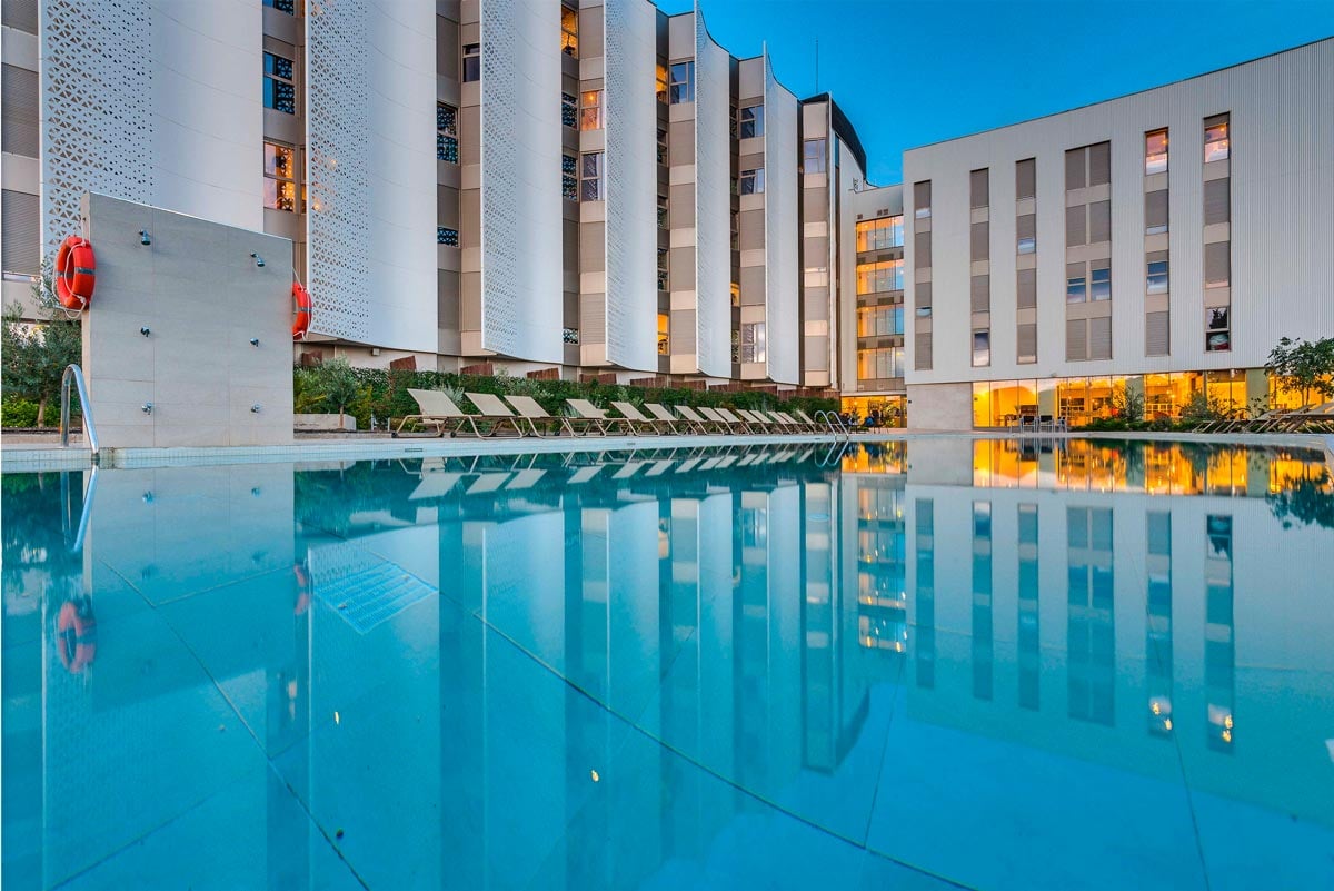 livensa-living-granada-cartuja-piscina-3.jpg