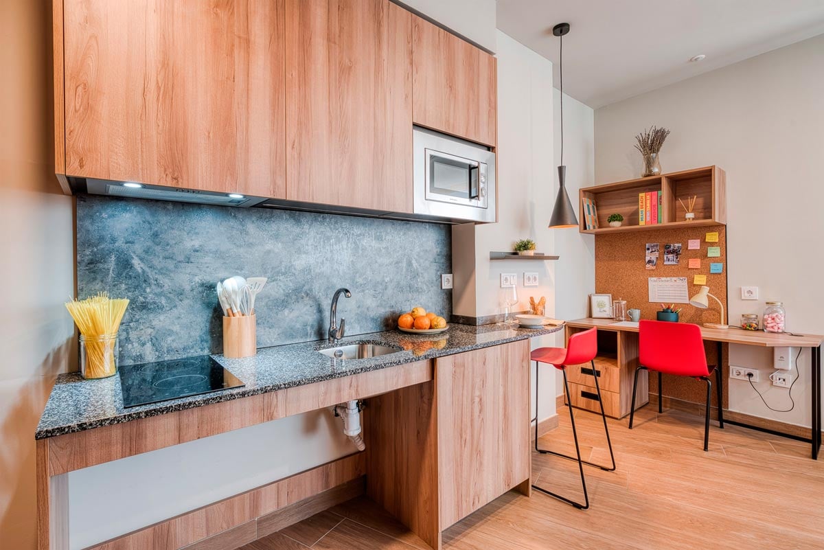 livensa-living-granada-fuentenueva-estudio-cocina-premium-accesible-1.jpg
