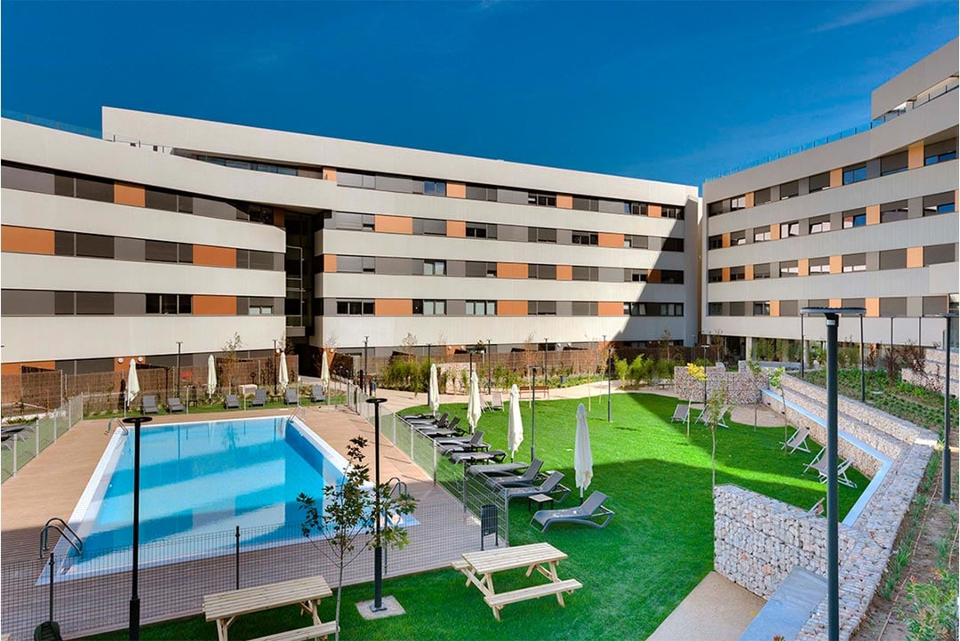 livensa-studios-madrid-alcobendas-piscina-jardin.jpg