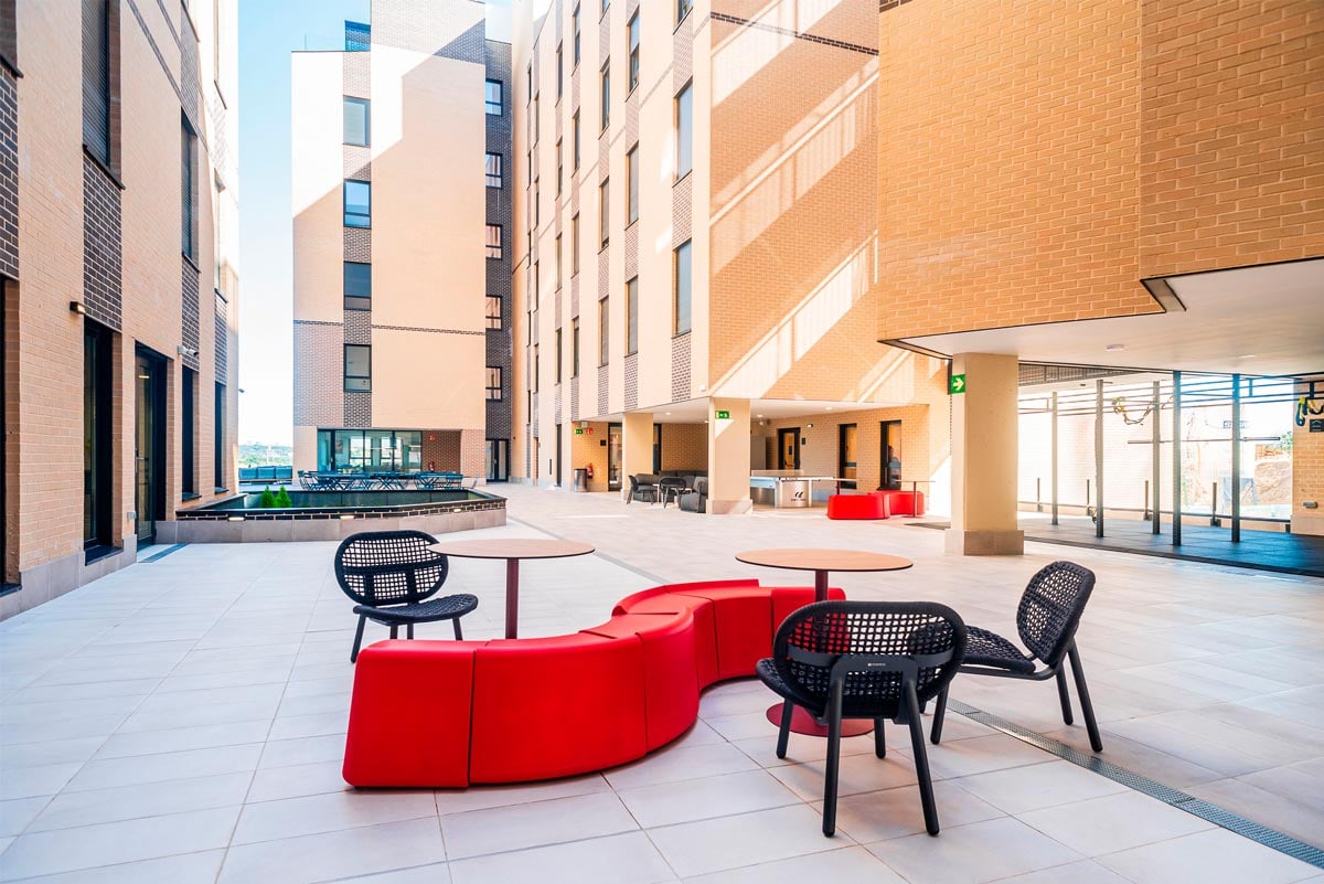 livensa-living-madrid-aravaca-terraza.jpg
