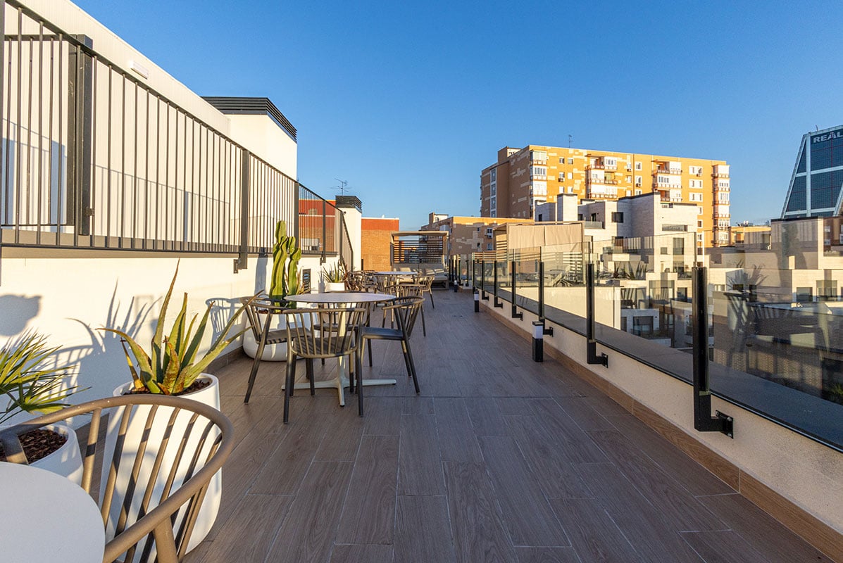 livensa-living-madrid-plaza-castilla-terraza-1.jpg