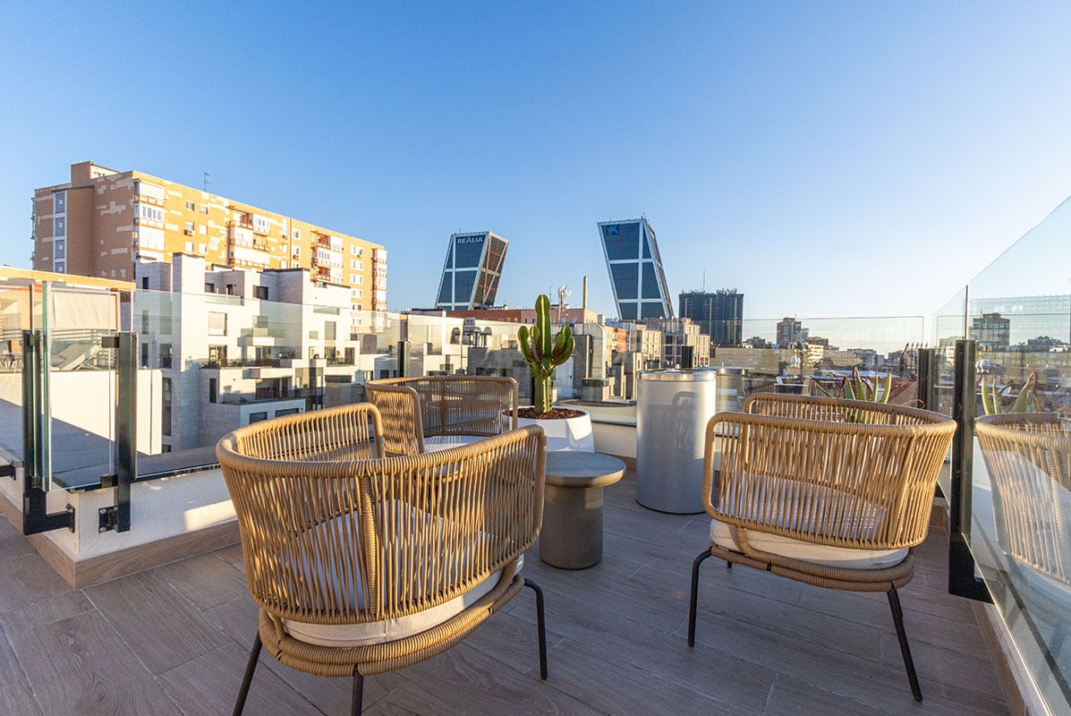 livensa-living-madrid-plaza-castilla-terraza.jpg