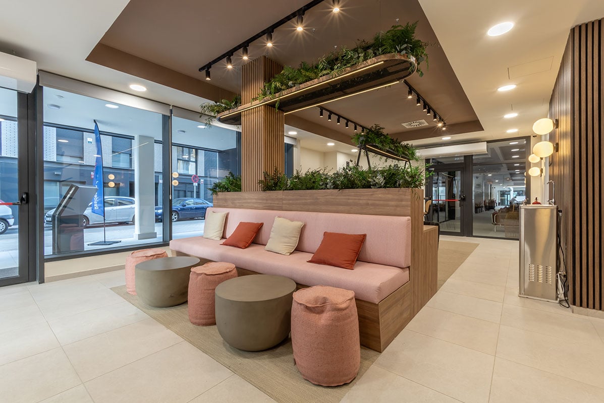 livensa-living-madrid-plaza-castilla-zona-recepcion.jpg