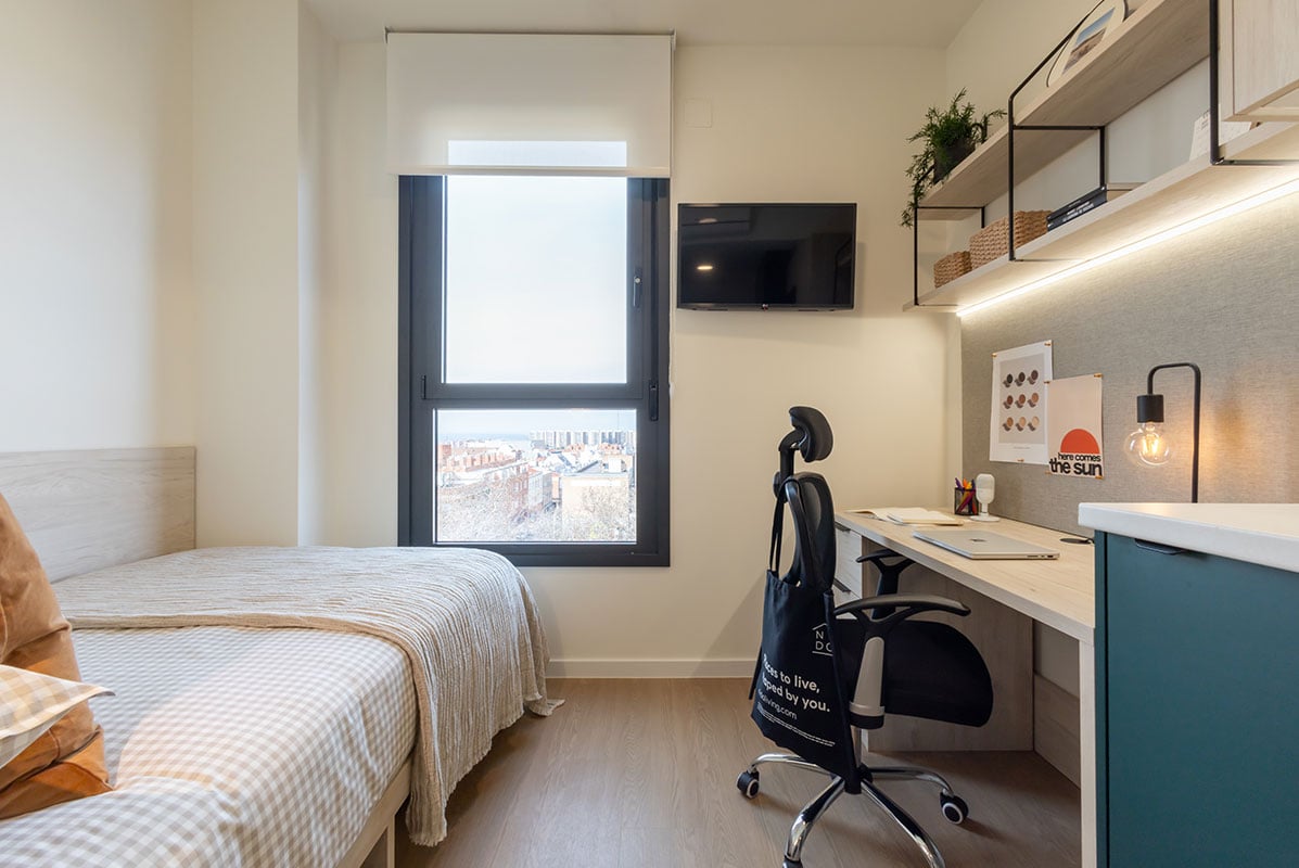 livensa-living-madrid-plaza-castilla-estudio-classic-ensuite-1.jpg