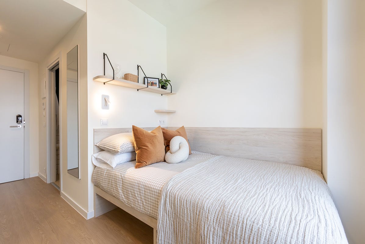 livensa-living-madrid-plaza-castilla-estudio-classic-ensuite-4.jpg