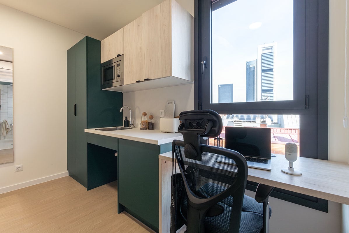 livensa-living-madrid-plaza-castilla-estudio-classic-plus-ensuite-3.jpg