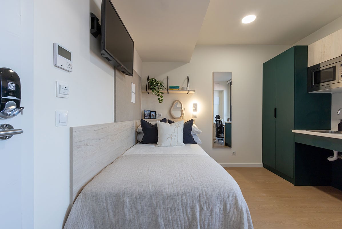 livensa-living-madrid-plaza-castilla-estudio-classic-plus-ensuite-4.jpg