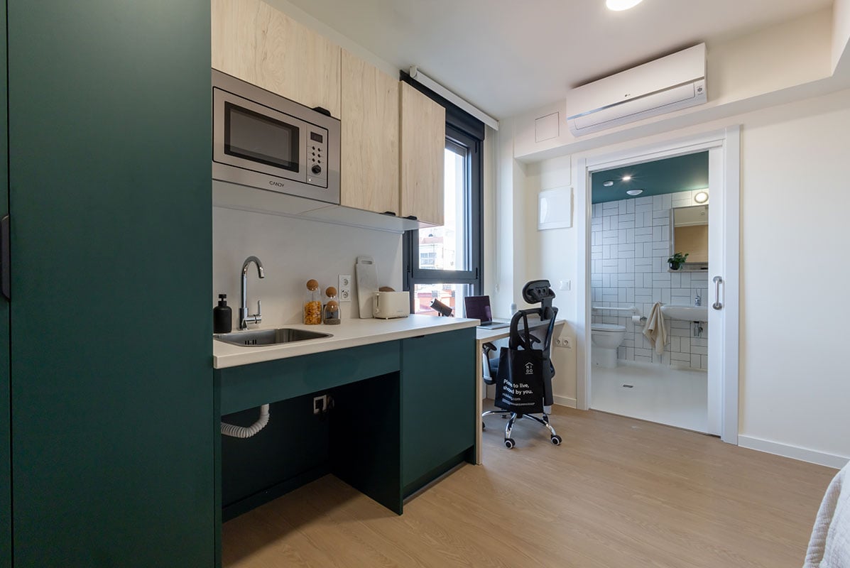 livensa-living-madrid-plaza-castilla-estudio-classic-plus-ensuite-5.jpg