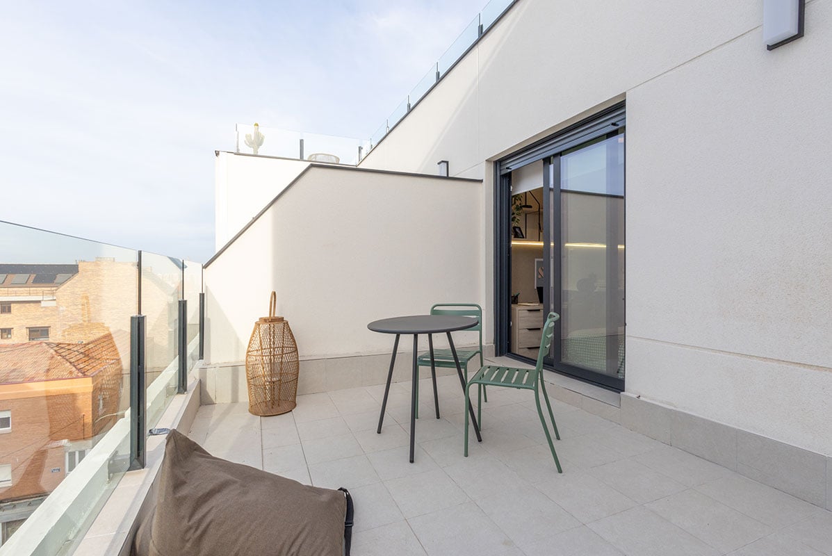 livensa-living-madrid-plaza-castilla-estudio-classic-terrace-9.jpg