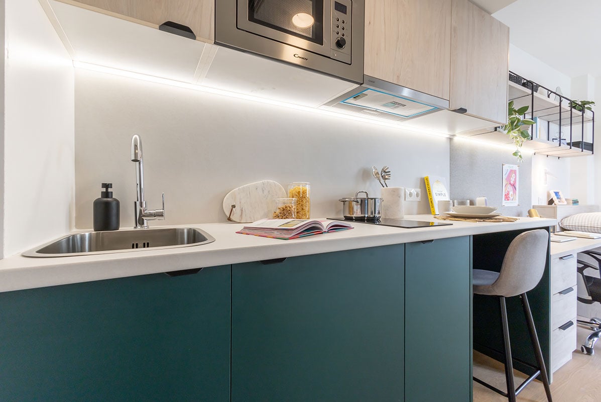 livensa-living-madrid-plaza-castilla-estudio-premium-terraza-1.jpg
