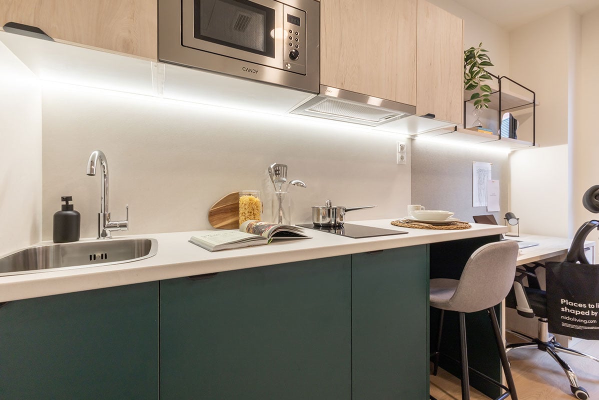 livensa-living-madrid-plaza-castilla-studio-standard-plus-3.jpg