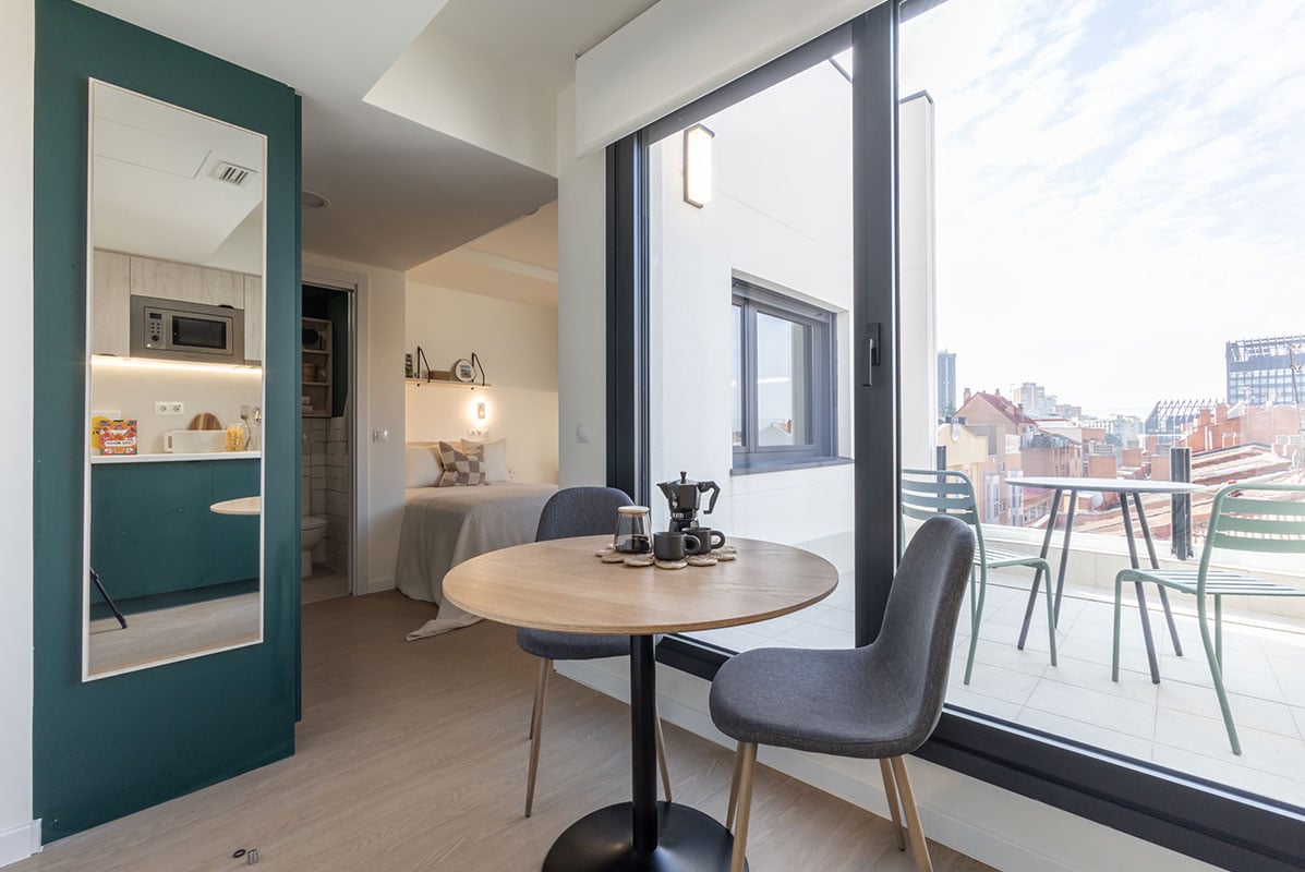 livensa-living-madrid-plaza-castilla-estudio-superior-tereraza-1.jpg