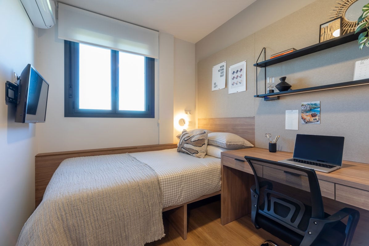 livensa-studios-madrid-principe-pio-estudio-classic-2-camas-terraza-5.jpg