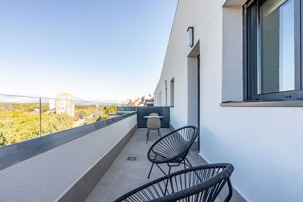 livensa-studios-madrid-principe-pio-estudio-classic-2-camas-terraza-9.jpg