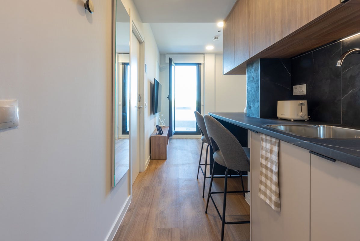 livensa-studios-madrid-principe-pio-estudio-classic-2-camas-terraza.jpg