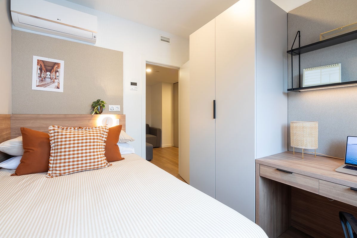 livensa-studios-madrid-principe-pio-estudio-stardard-ensuite-3-camas-1.jpg