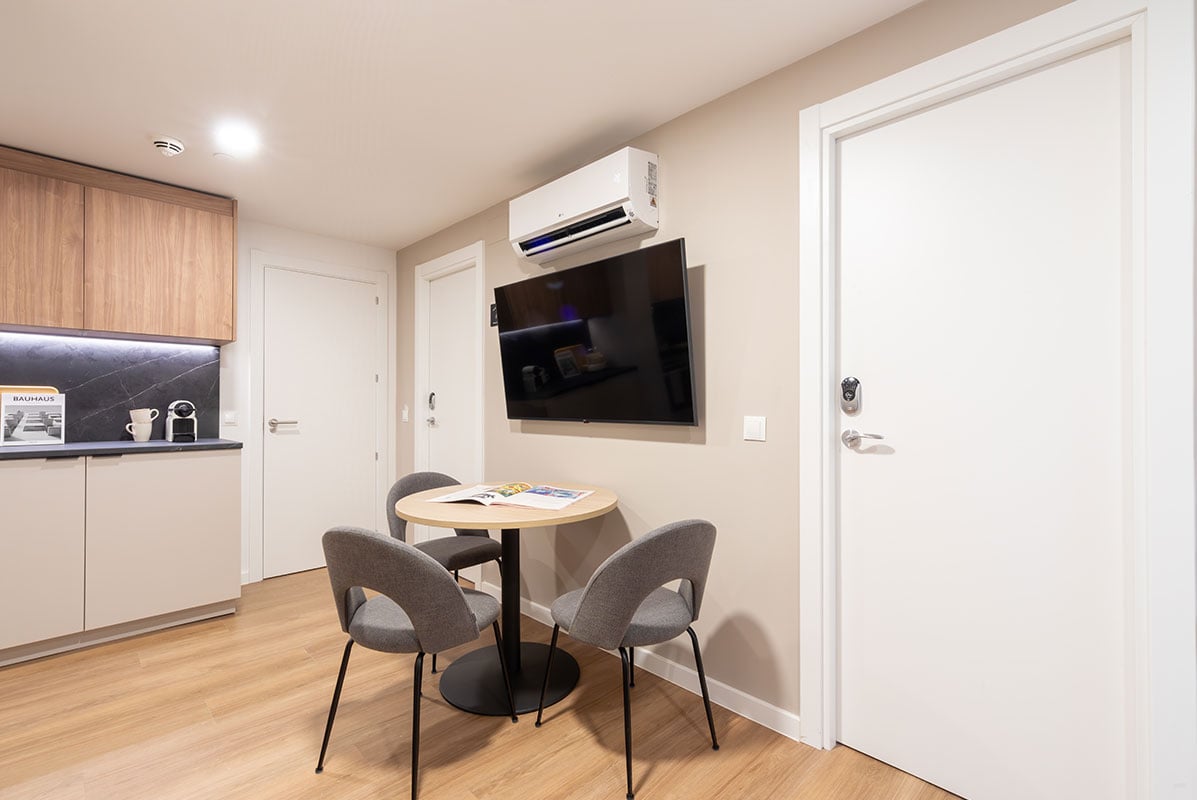 livensa-studios-madrid-principe-pio-estudio-stardard-ensuite-3-camas-8.jpg