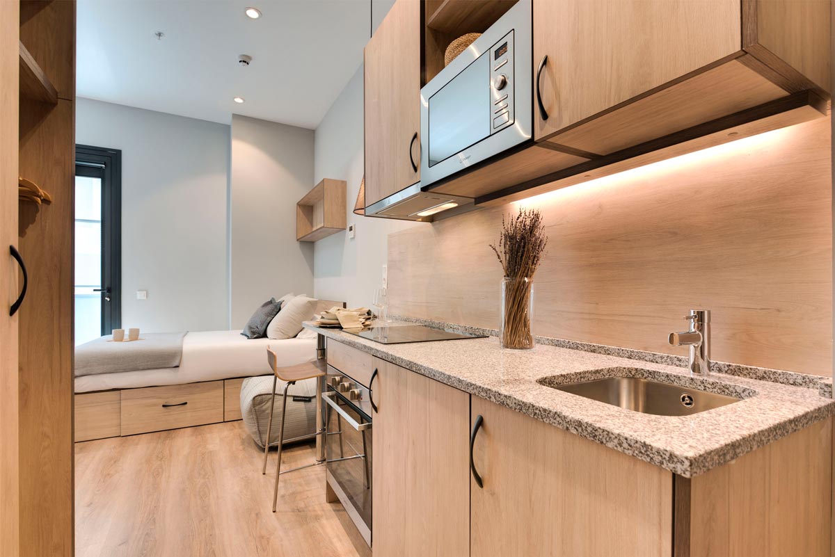 livensa-studios-malaga-estudio-standard-cocina-terraza-1.jpg