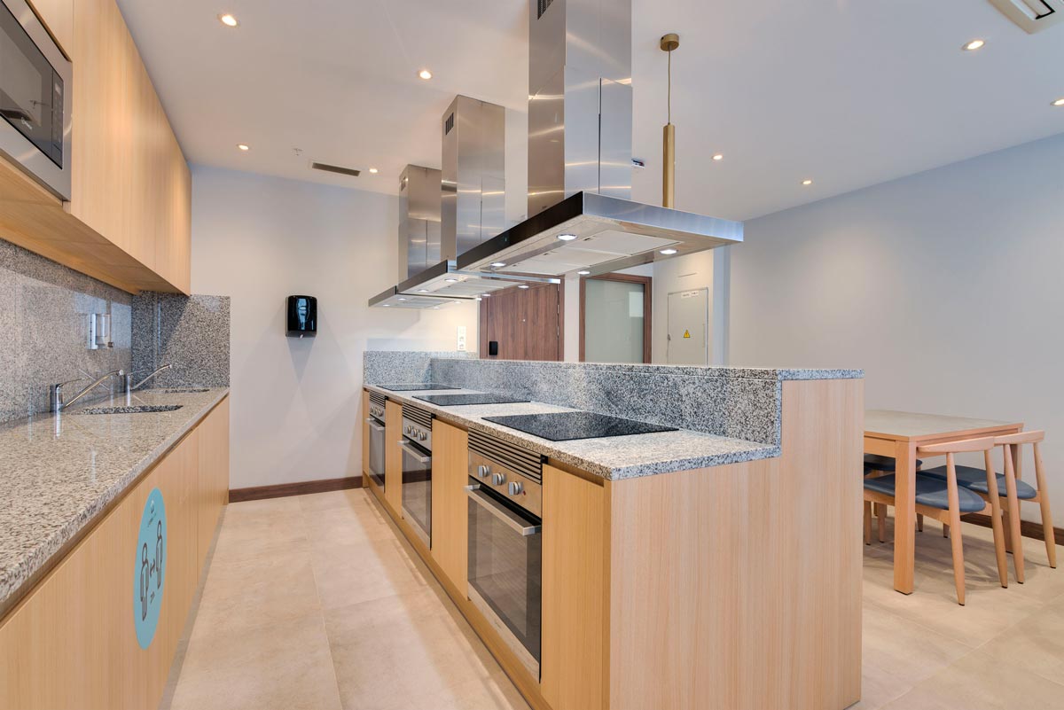 livensa-studios-malaga-cocina-comun-1.jpg