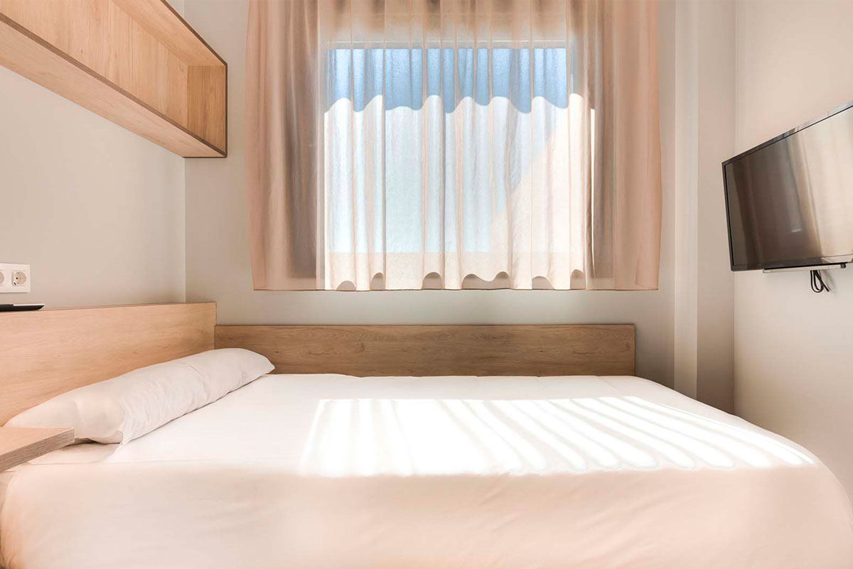 livensa-studios-malaga-feria-studio-kitchenette-premium-2.jpg