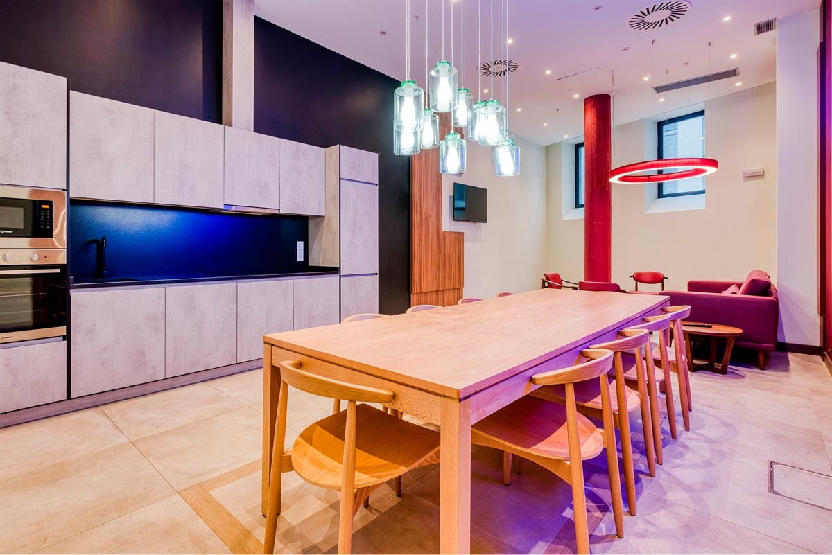 livensa-living-pamplona-sala-fiesta-cocina.jpg