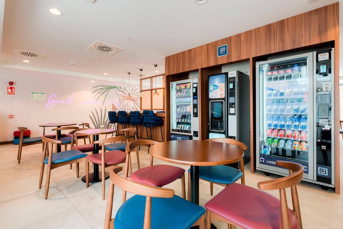 livensa-living-salamanca-comedor-zona-vending.jpg