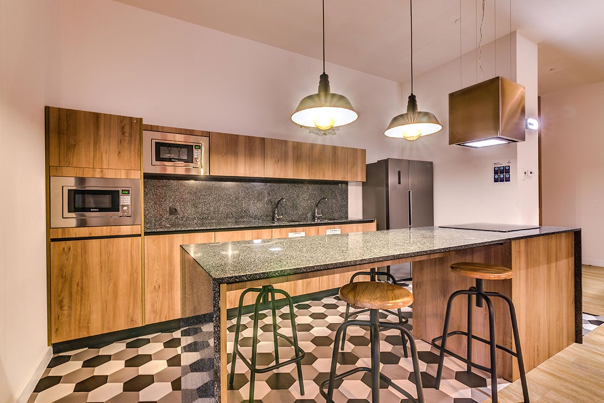 livensa-living-sevilla-cocina-salon-privado.jpg