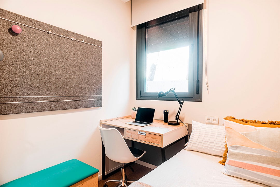 livensa-living-sevilla-el-porvenir-area-estudio-standard-2camas-6.jpg