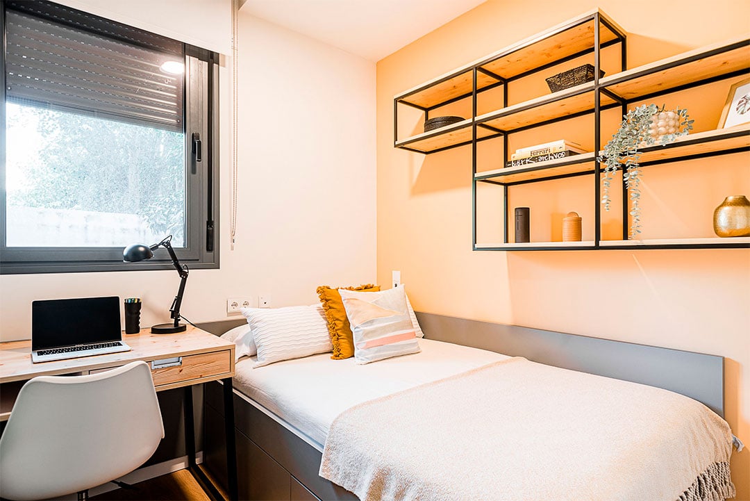 livensa-living-sevilla-el-porvenir-area-estudio-standard-2camas-7.jpg