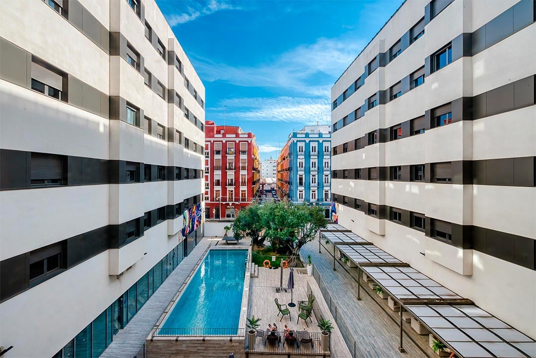 livensa-studios-valencia-marina-patio-piscina.jpg