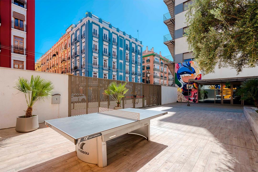livensa-studios-valencia-marina-terraza-zona-juego.jpg