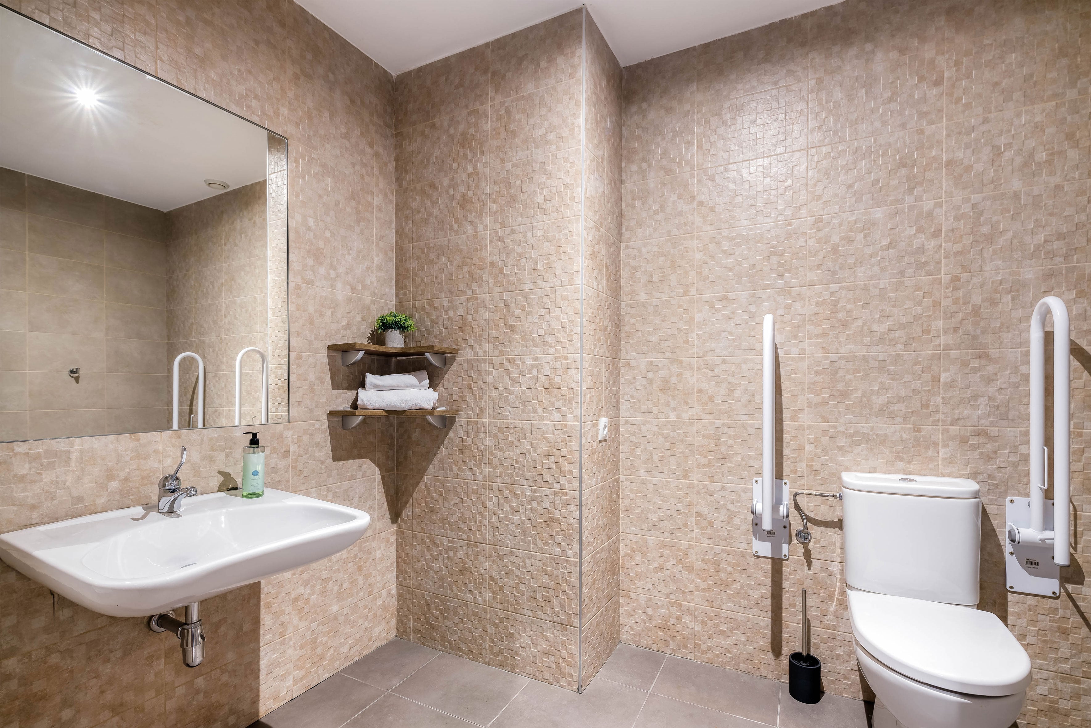 livensa-studios-valencia-marina-estudio-cocina-superior-accesible-4.jpg