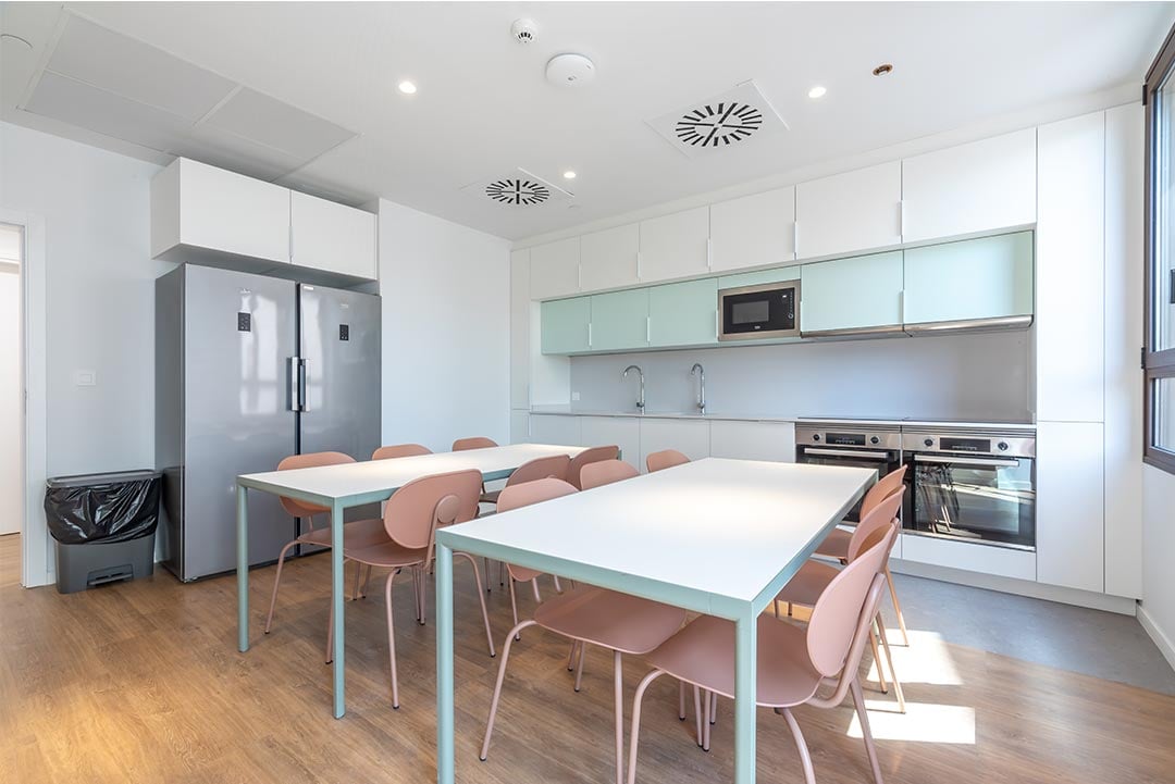 livensa-studios-valencia-malvarrosa-cocina-comun-1.jpg