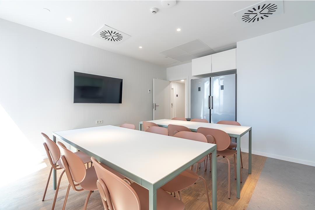 livensa-studios-valencia-malvarrosa-cocina-comun-comedor.jpg