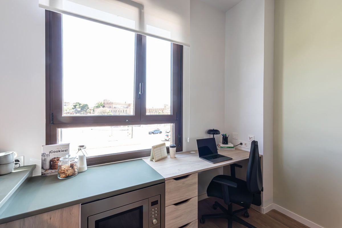 livensa-studios-valencia-malvarrosa-classic-plus-studio-accessible (8).jpg
