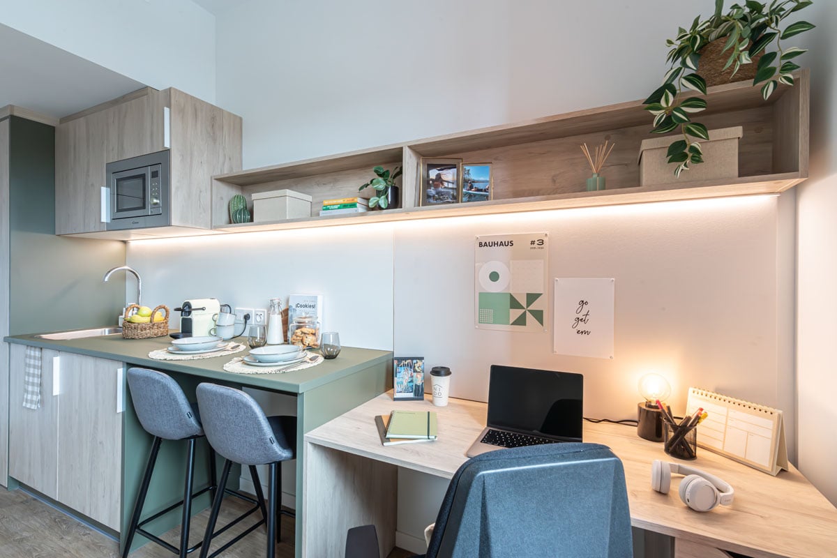 livensa-studios-valencia-malvarrosa-deluxe-ensuite (1).jpg