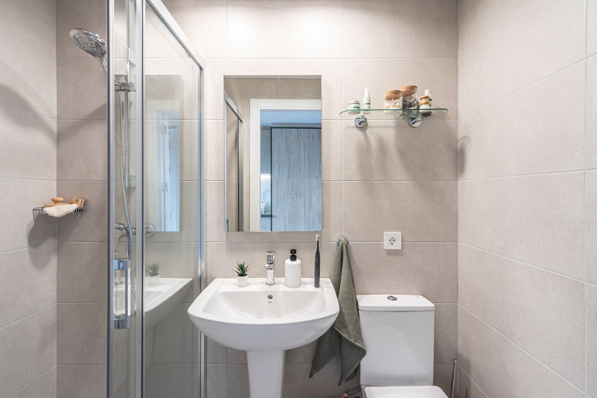 livensa-studios-valencia-malvarrosa-deluxe-ensuite (2).jpg