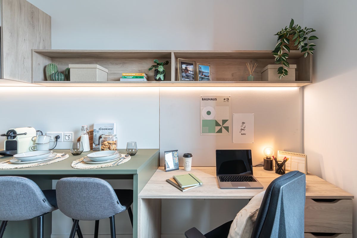 livensa-studios-valencia-malvarrosa-deluxe-ensuite (4).jpg
